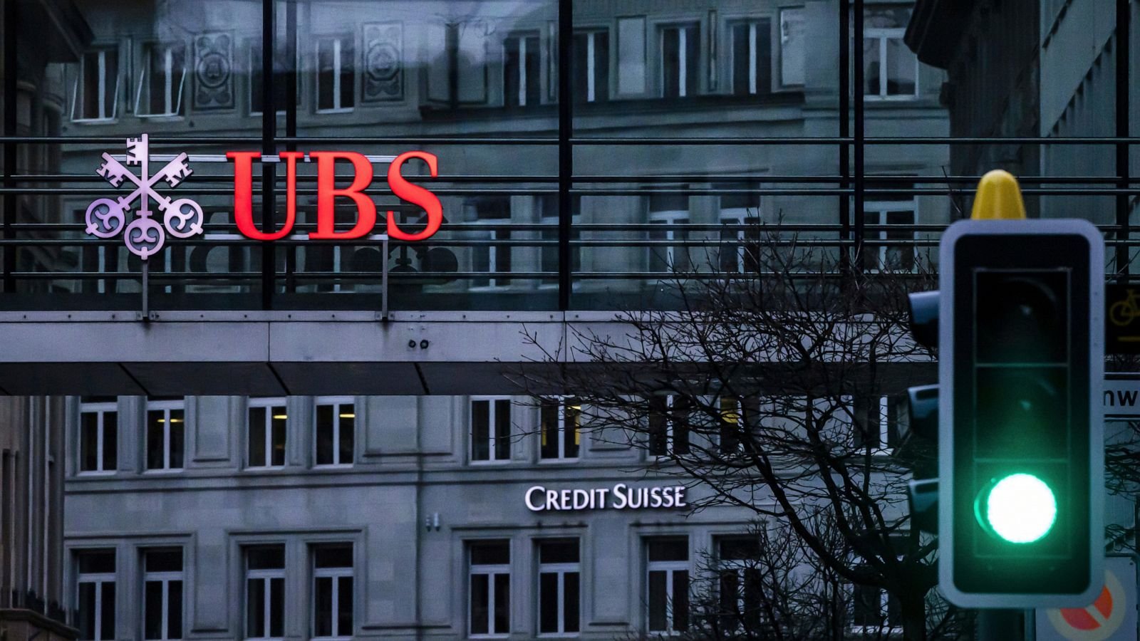 Banca elveţiană UBS a anunţat luni că a finalizat în mod oficial preluarea Credit Suisse