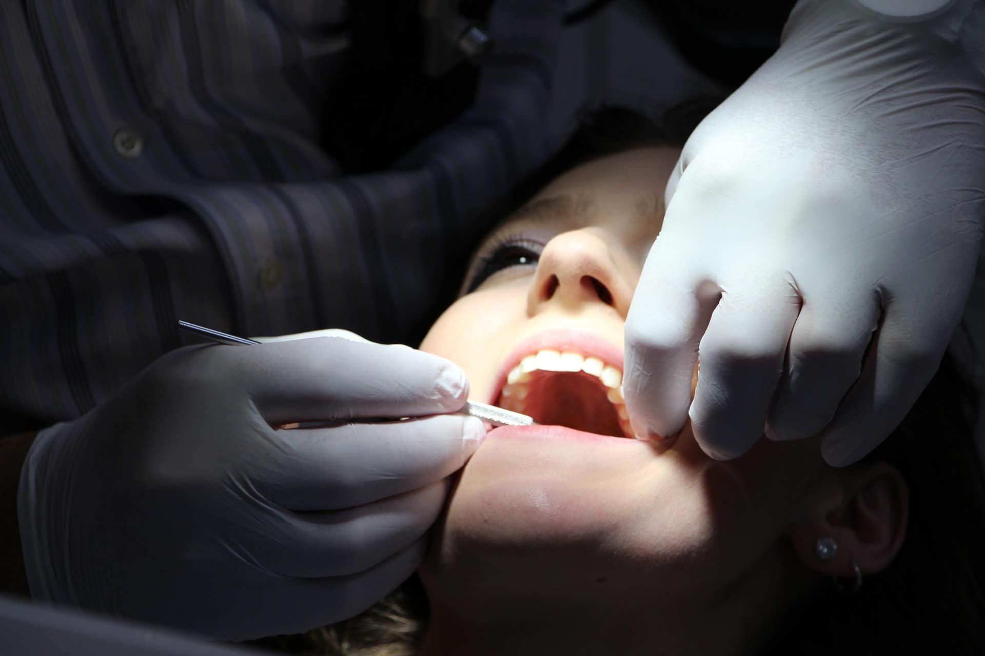  Dureri dentare, urmate de procese: o pacientă de la Dentesse a apelat la judecători ca să-şi obţină datele sale medicale