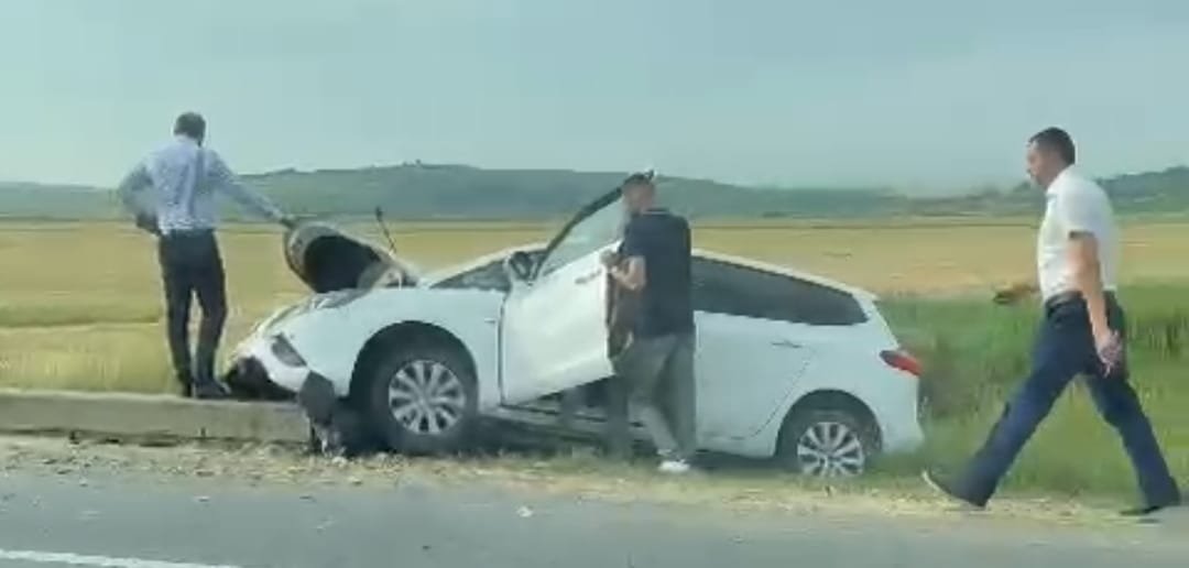  Accident în Podu Iloaiei. Un șofer s-a proptit într-un cap de pod