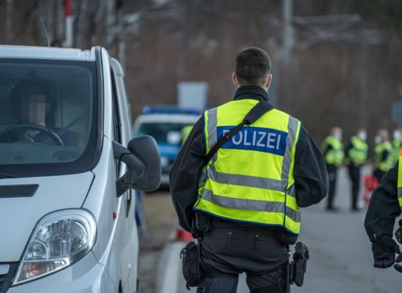  Un român și-a uitat soția pe o autostradă din Germania. Polițiștii l-au găsit abia câteva ore mai târziu