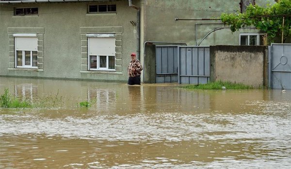  Beciuri, grădini şi curţi inundate în Caraş-Severin, în urma ploilor abundente