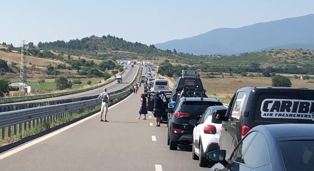  MAE îi avertizează pe românii care merg în Bulgaria şi Grecia că timpii de aşteptare la punctele de trecere sunt destul de mari