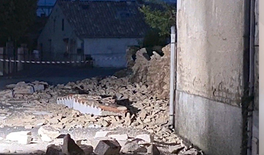  Case fisurate, biserici avariate şi locatari mutaţi, după un cutremur puternic pe coasta vestică a Franţei