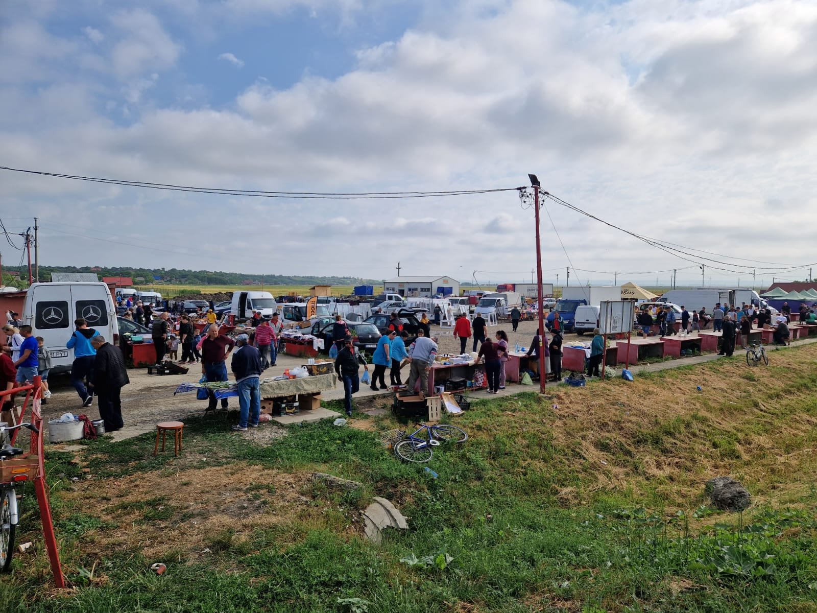  Atmosferă de târg la Cârniceni, în comuna Tiganasi: Zeci de căruţe şi sute de oameni adunaţi la eveniment (VIDEO)
