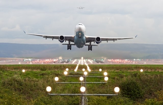  O aeronavă a aterizat de urgenţă la Bucureşti după ce unui pasager i s-a făcut rău. Echipajele medicale nu l-au putut salva