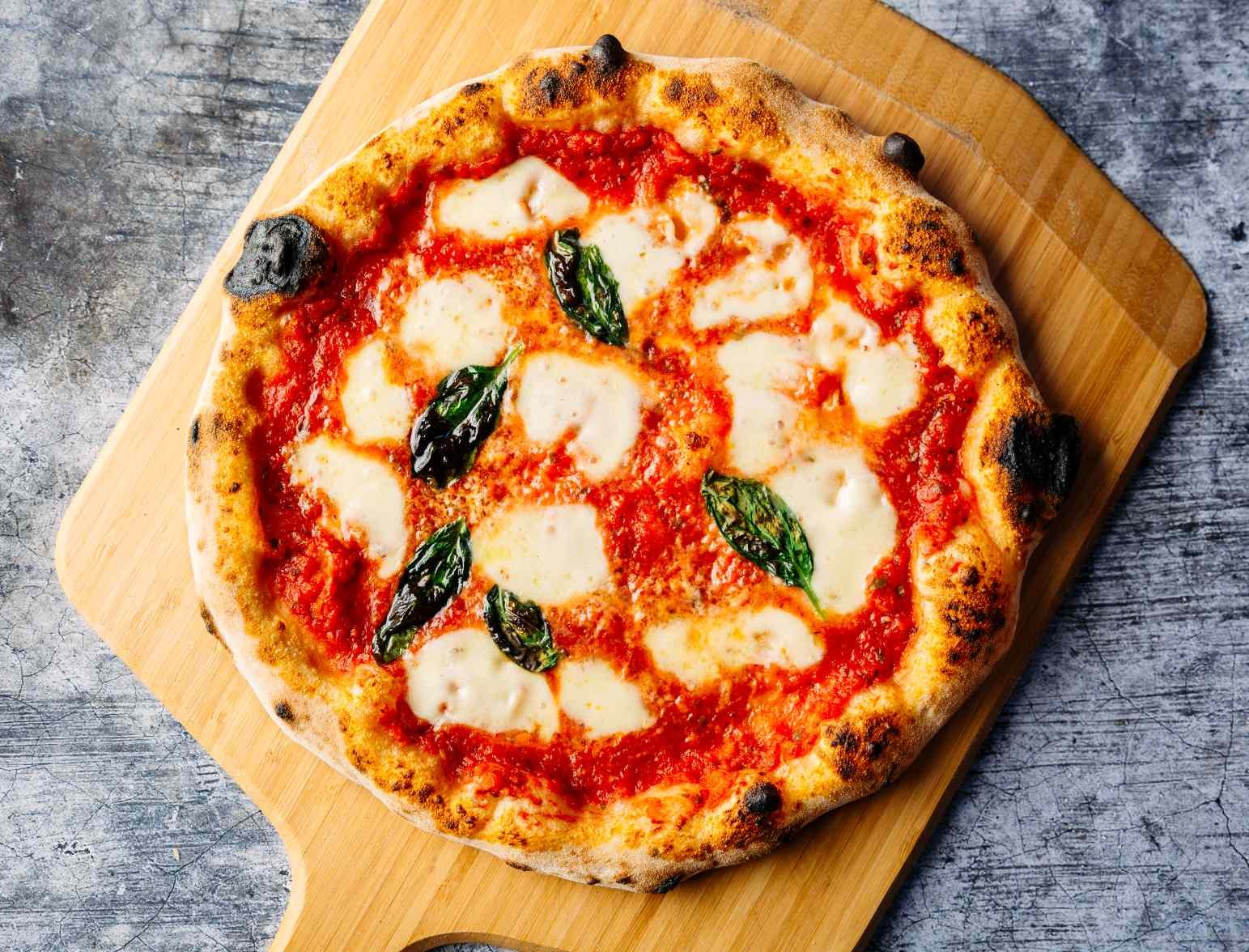  Pizza Margherita s-a scumpit luna trecută de două ori mai mult decât indicele inflaţiei din Italia