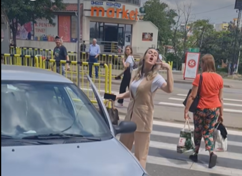  VIDEO Circ ca la ușa cortului cu o vasluiancă needucată ce și-a parcat mașina pe o trecere de pietoni din Iași. Cea care a filmat, hărțuită apoi pe Facebook