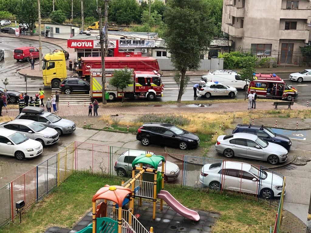  Un camion a lovit două mașini în Canta, zona rond tramvai