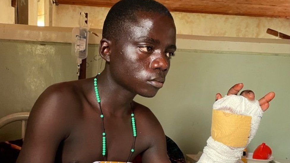  Povestea şocantă a unui student din Uganda: M-am acoperit de sânge ca să mă ascund