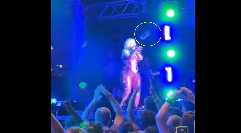  Cântăreaţa Bebe Rexha a fost lovită cu un telefon în faţă în timpului unui concert susţinut la New York (VIDEO)