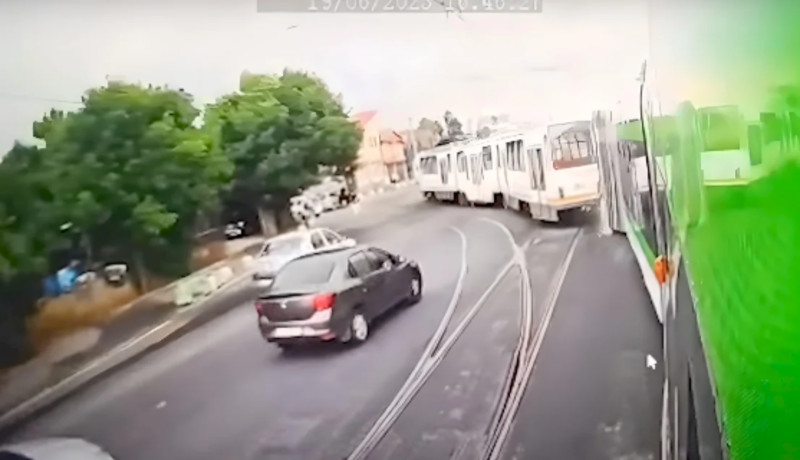  VIDEO Fenomen ciudat în București: tramvaiele noi deraiează de pe șine și se ciocnesc între ele