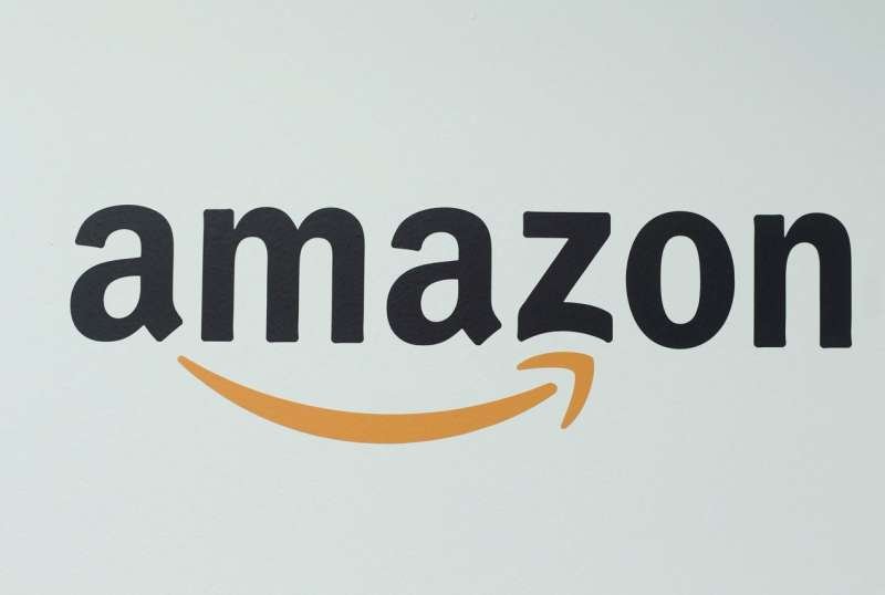  Amazon acuzat că a păcălit milioane de consumatori să îşi facă abonament la serviciul Prime