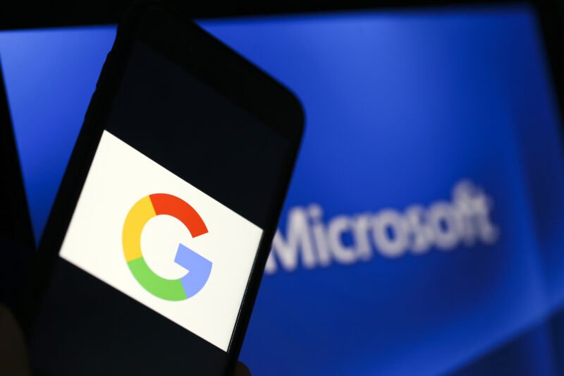  Google acuză oficial Microsoft de practici anticoncurenţiale în sectorul cloud