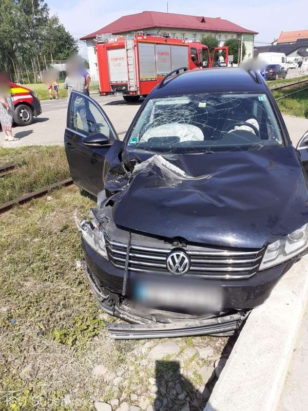  Suceava: Maşină, lovită de tren. Şoferiţa a scăpat miraculous cu răni uşoare