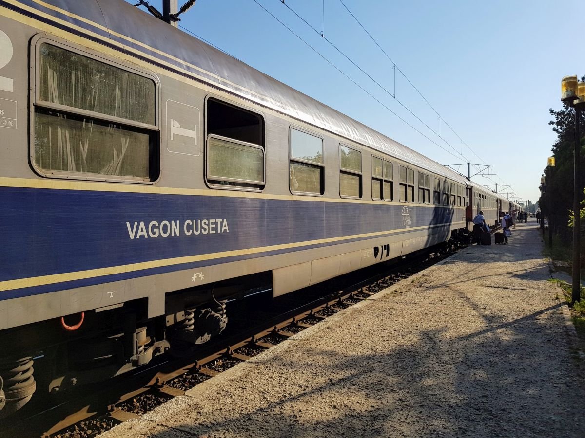  Deşi este cerere imensă, trenul de Iaşi pentru Litoral rămâne cu un singur vagon cuşetă. Explicaţia CFR: Nu mai avem vagoane