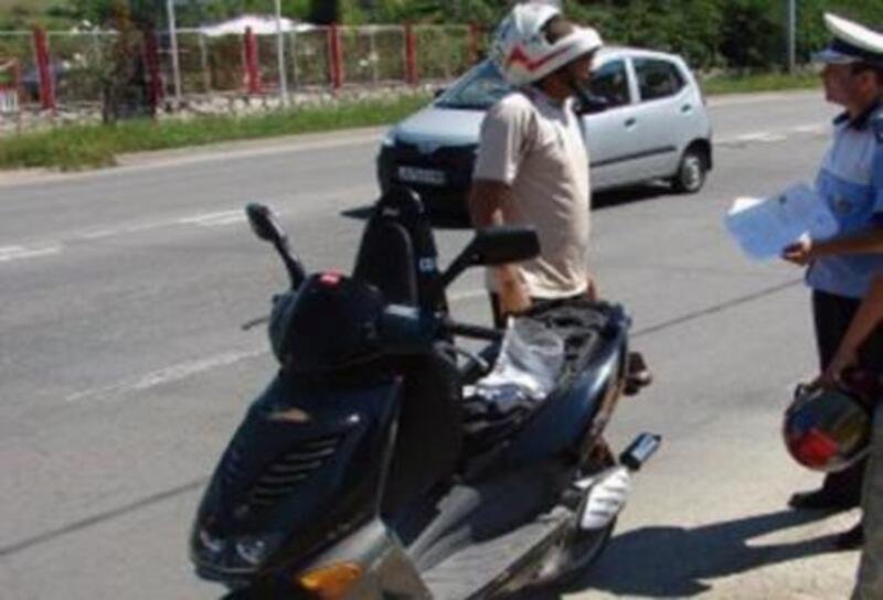  Două infracţiuni dintr-un foc, comise cu motoscuterul în Pașcani