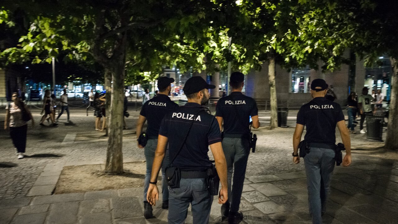  O româncă a mușcat un agent de securitate și a amenințat cu moartea mai mulți polițiști, în Milano: „Vă iau pistolul și o să vă împușc în cap”