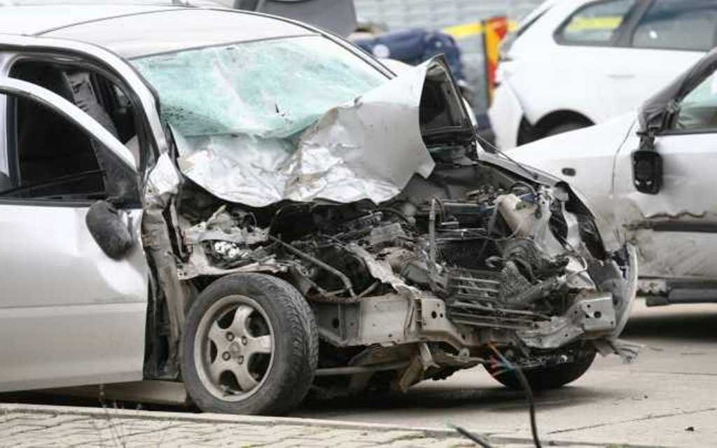  Două autoturisme s-au izbit violent: un bărbat de 55 de ani a murit