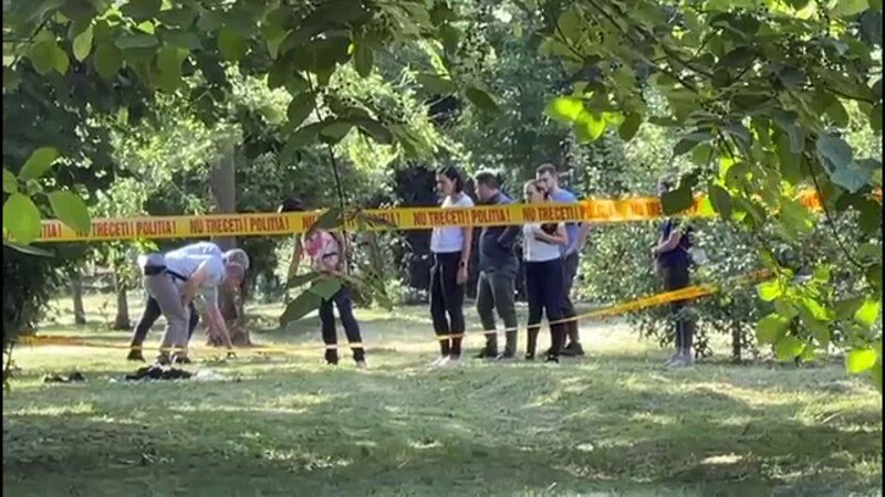  Adolescentul care a ucis o fată de 14 ani și a rănit grav un tânăr de 20 de ani în Grădina Botanică din Craiova, reținut. Este fiu de polițist și elev la Colegiul Militar