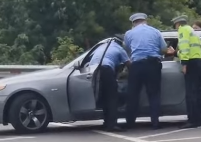  VIDEO Un șofer de BMW s-a luat la trântă cu polițiștii ieșeni, supărat că nu e lăsat să meargă cu mașina la Aeroport