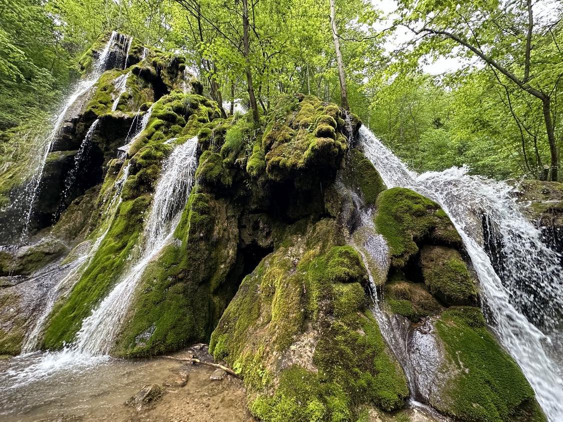  Bali? Nu. Bigăr? Nu. Cascada din România, neștiută, ireal de frumoasă, pe care trebuie să o vezi în 2023