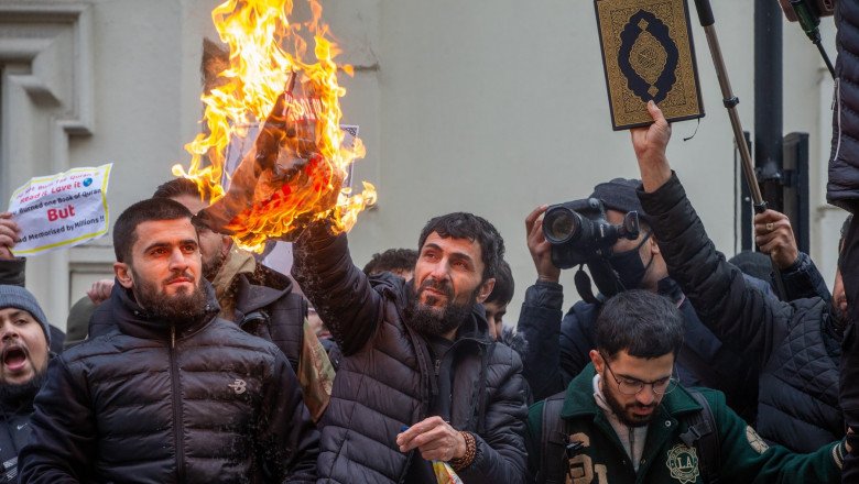  Poliţia suedeză autorizează o adunare la care organizatorul vrea să ardă un Coran
