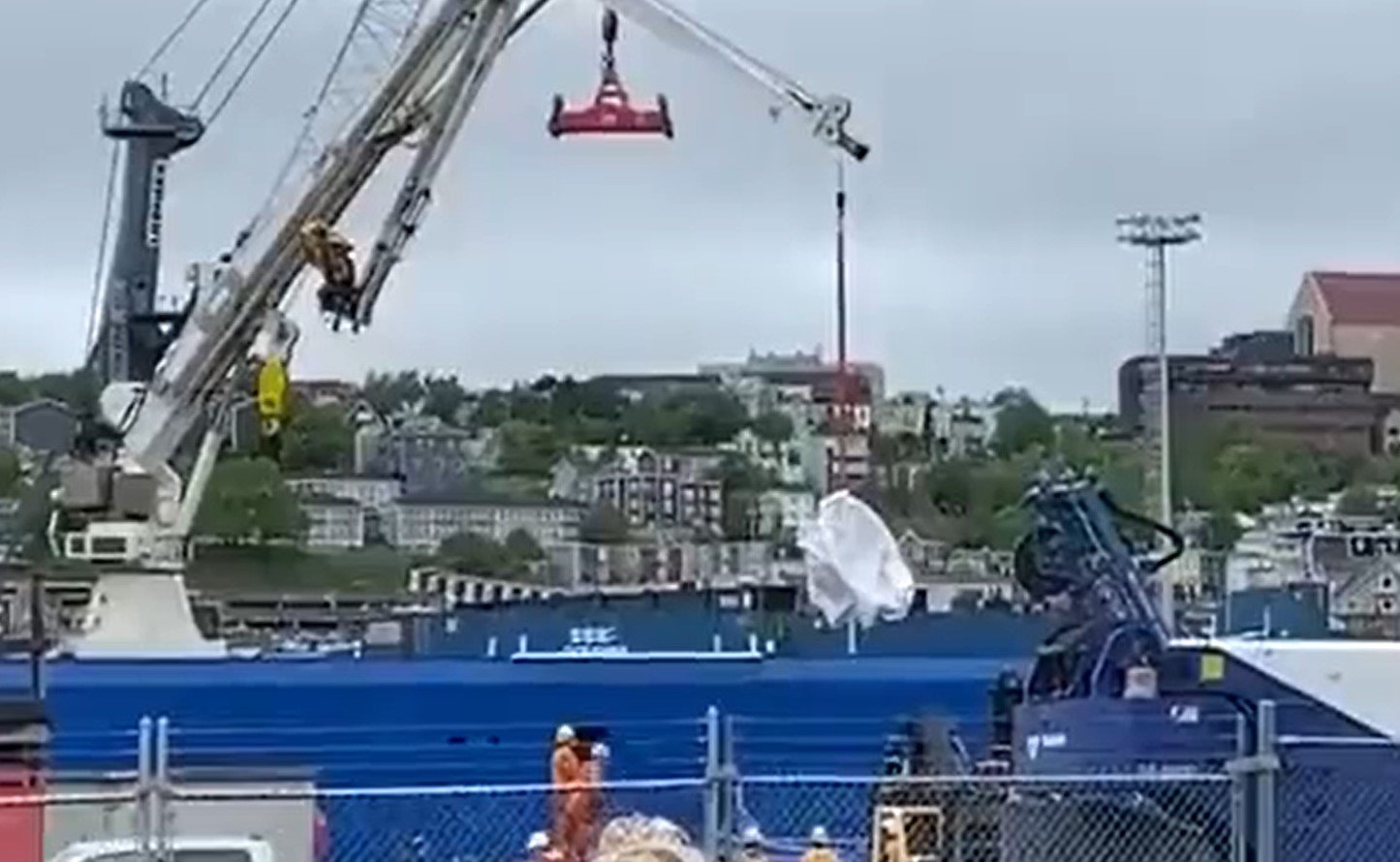  Fragmente ale submersibilului Titan distrus, aduse la ţărm în Canada