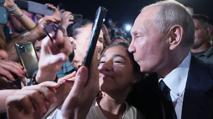  Putin face o baie neobişnuită de mulţime, după trei ani, prima de la începutul războiului din Ucraina