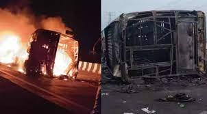  VIDEO 25 de persoane au ars de vii într-un autobuz care a luat foc pe autostradă. Printre victime se numără şi 3 copii