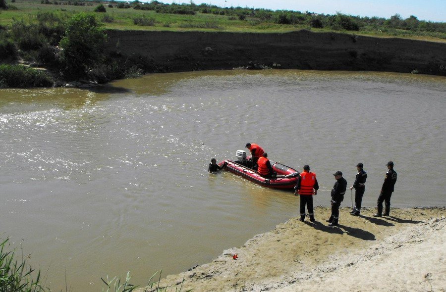  Copil de 6 ani aruncat în râul Ialomița (15 m adâncime) de prietenul lui. Pompierii nu i-au găsit încă trupul