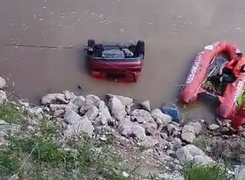  VIDEO Doi tineri au căzut cu mașina în râul Someș. Unul dintre ei este căutat de scafandri