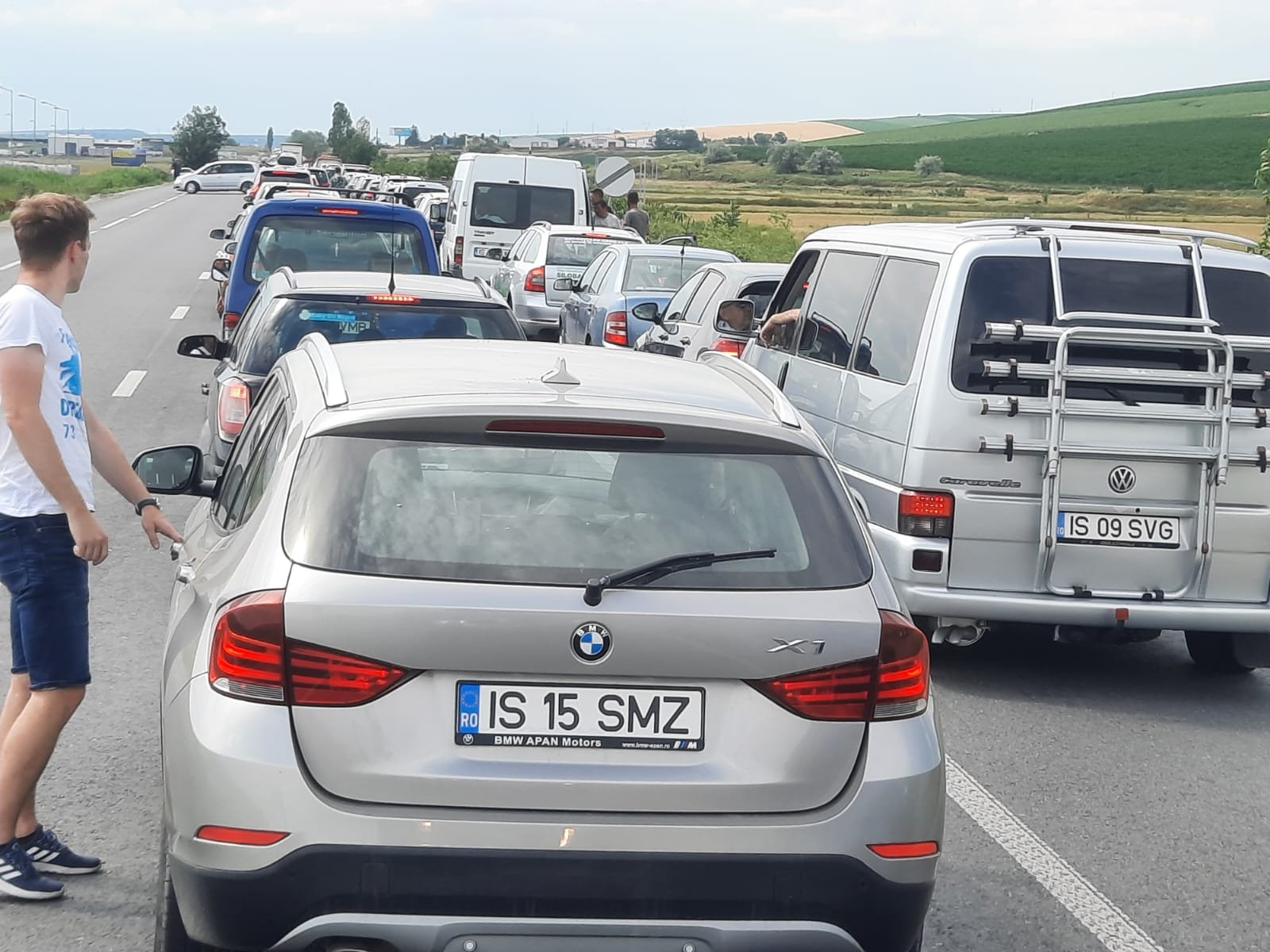  Două mașini au ”zburat” în afara șoselei în apropiere de Lețcani. Traficul este infernal. Coada începe de la Metro