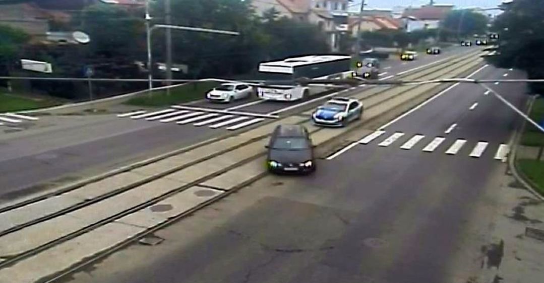 Un tânăr de 21 de ani, aflat la volanul unui BMW neînmatriculat, a provocat un accident cu 6 răniți în timp ce era urmărit de poliție