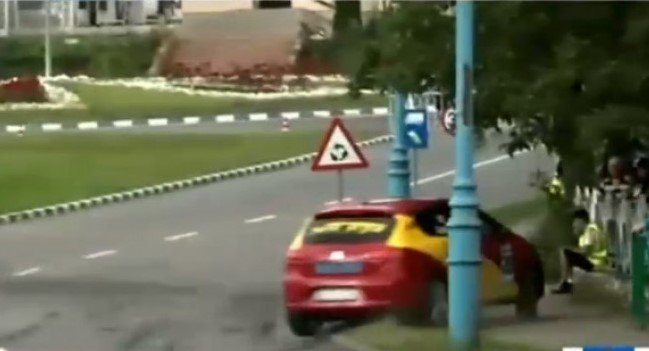  VIDEO Adolescent lovit de o mașină de curse la Drobeta Turnu Severin. Era cu ochii în telefon