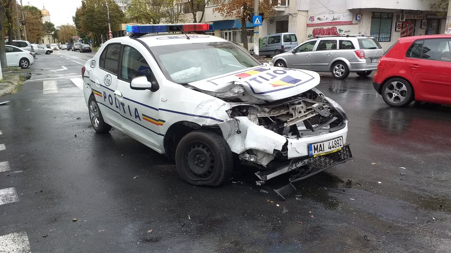  O mașină de poliție, cu girofar și sirenă, a produs un accident, în Brăila. De ce i s-a reținut polițistului permisul
