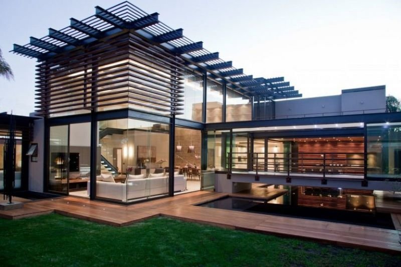  Casele cu fațade din sticlă au un aspect modern, hi-tech
