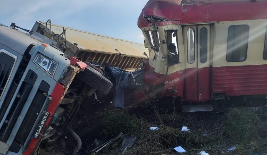  VIDEO Accident grav la Podu Iloaie. Trenul a intrat într-un camion cu cereale