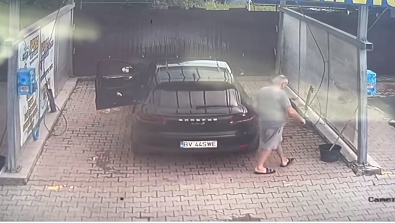  VIDEO A venit cu Porsche-ul la spălătorie ca să fure o găleată cu mop. Nu știa că este filmat