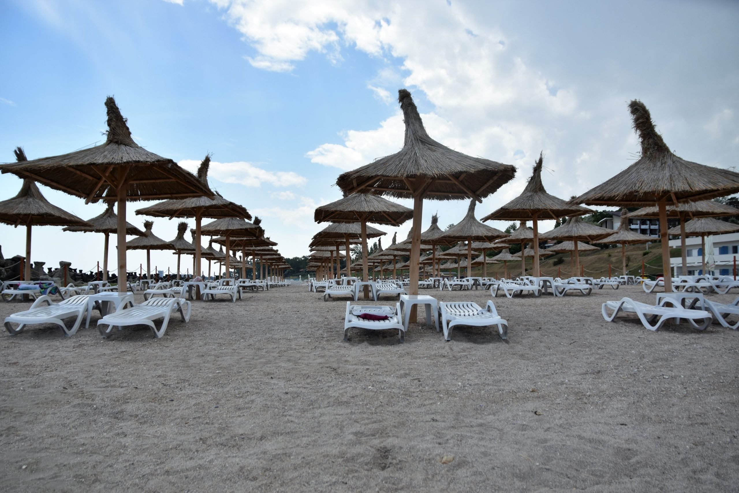  Cât costă să stai cu cearșaful, pe o plajă privată din Mamaia. Șeful ANPC: „La banii ăștia, mai bine îţi închiriezi o cameră de hotel”