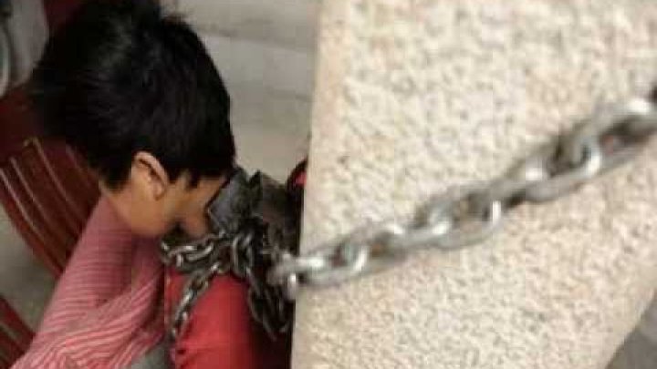  Covasna: Un băiat de 13 ani, vândut de tatăl său la o fermă de animale, în schimbul unei sume de bani