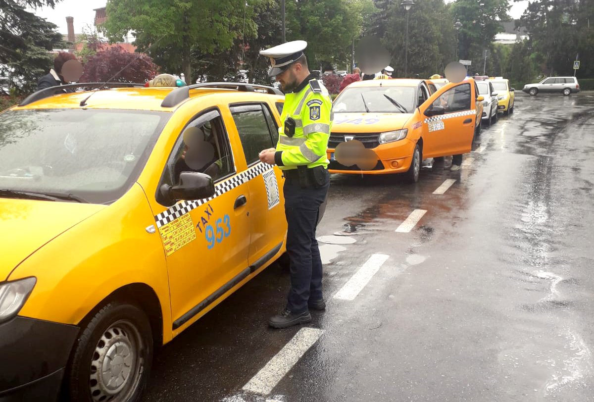  Un şofer a plătit un taxi ca antemergător în trafic pentru că era băut. Ghinion: ce le-a atras atenţia poliţiştilor?
