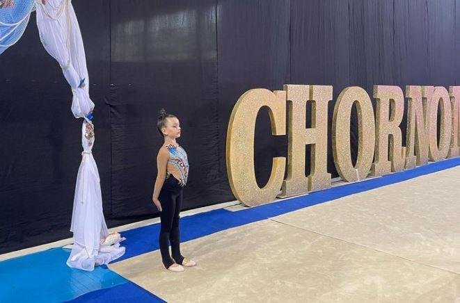  VIDEO – O fată ucraineancă, cu piciorul amputat de ruşi, câștigă un concurs de gimnastică