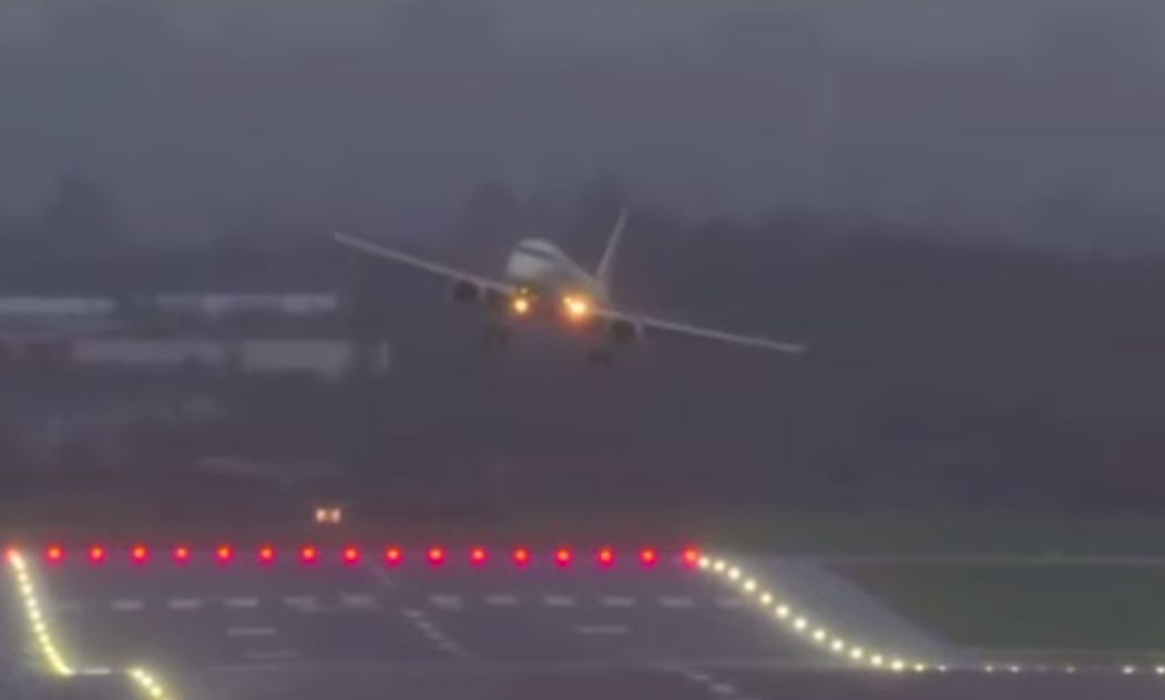  Două avioane au ratat aterizarea la Iași din cauza furtunii și au ajuns la Suceava și Cluj