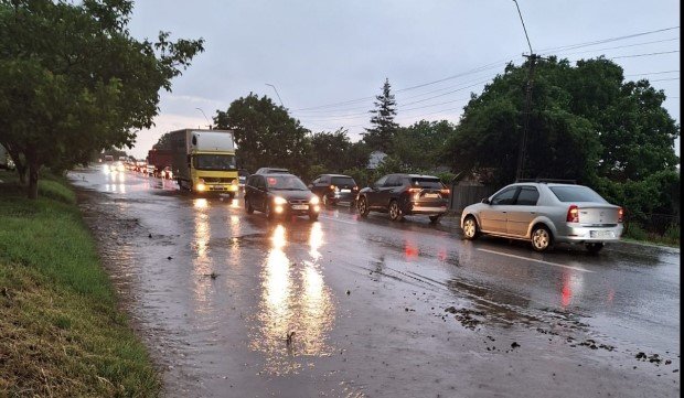  VIDEO Ce prăpăd a provocat vijelia de joi seara în județul Iași: puhoaie, gospodării inundate, șosea acoperită de aluviuni