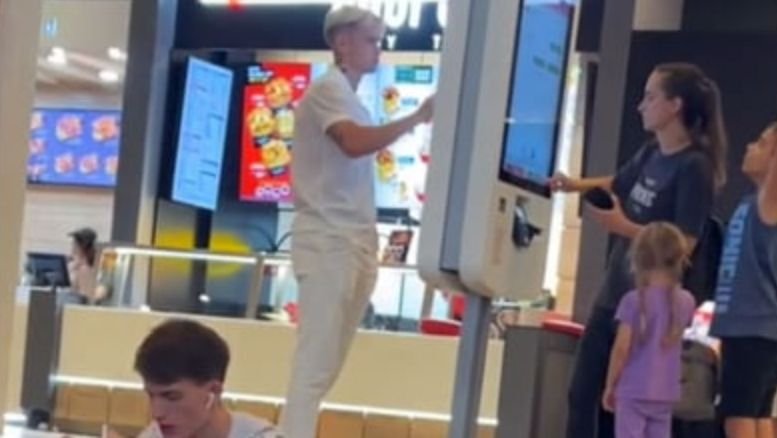  Superstarul din Premier League surprins în timp ce își cumpără fast-food de la mall-ul din Băneasa