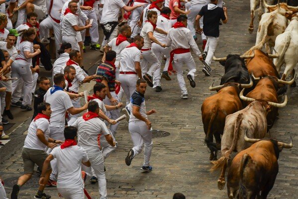  Festivalul San Fermin de la Pamplona: Cel puţin şase persoane au fost rănite în timpul celei de-a doua curse cu tauri