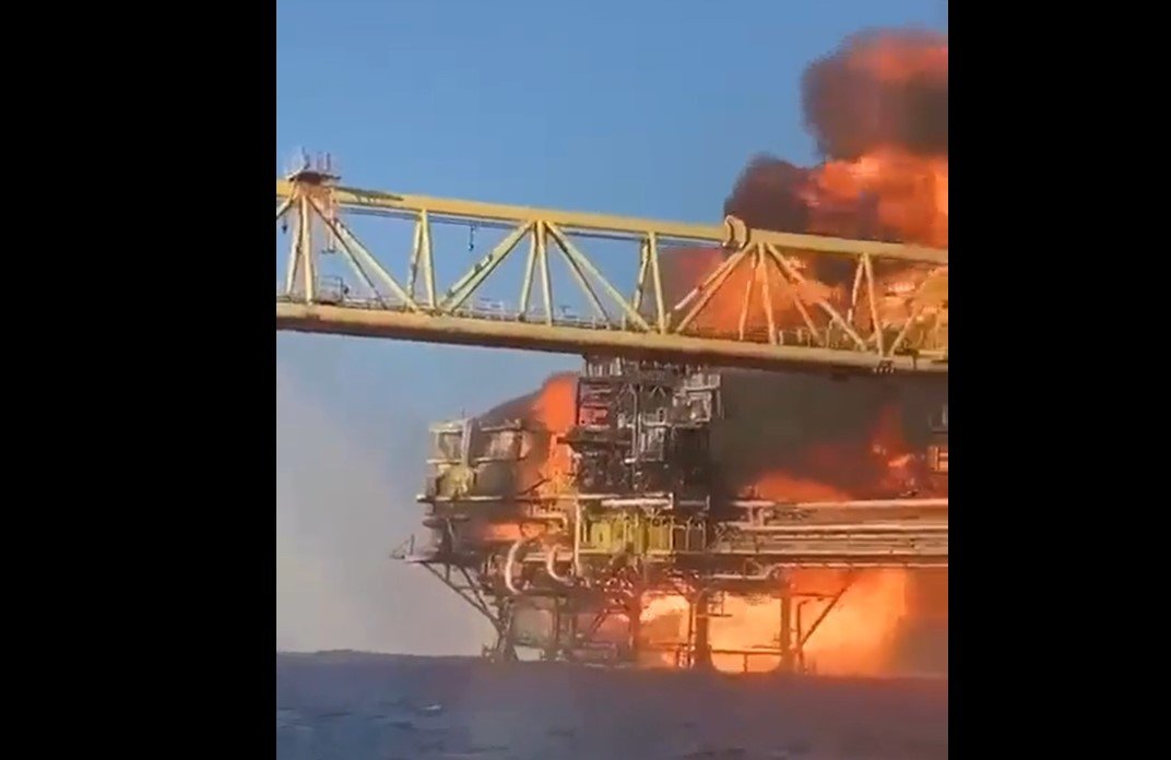  Doi morţi şi un dispărut, după ce un incendiu puternic a izbucnit pe o platformă petrolieră offshore din Mexic