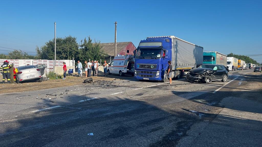  Două autoturisme s-au izbit violent pe raza comunei Miroslovesti: patru persoane au ajuns la spital