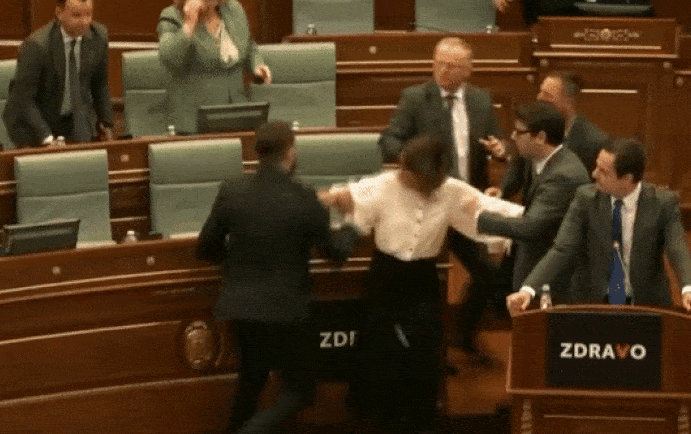  VIDEO Bătaie generală în parlamentul din Kosovo, după ce un deputat a aruncat cu apă în premier