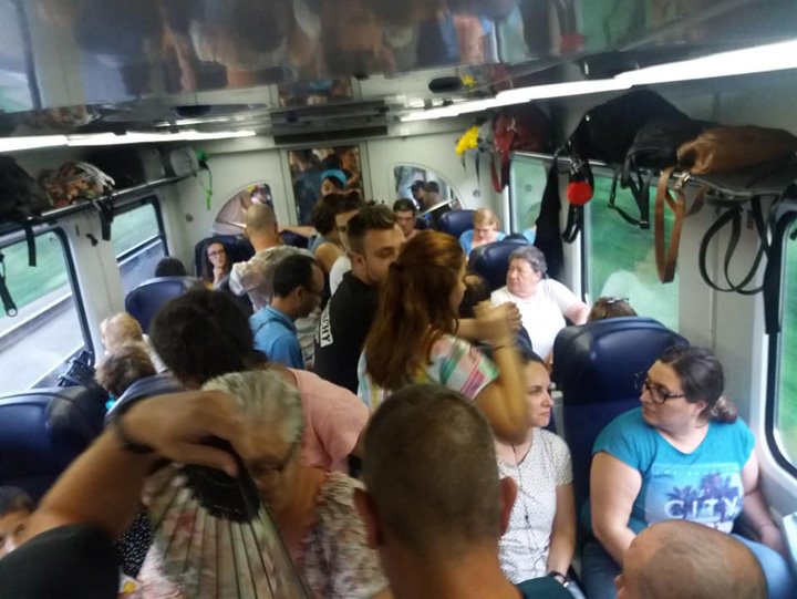  Copii leșinați în trenurile spre mare din cauza lipsei de aer condiționat. O femeie a fost luată cu ambulanța
